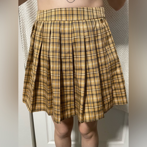 Gold and Black plaid pleated skirt. Shein, size 6. - Picture 1 of 4